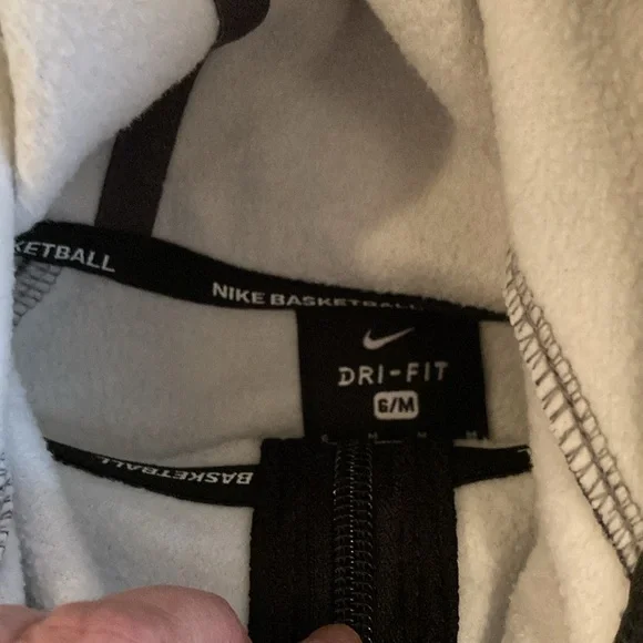 Bundle of 6 Nike hoodies, pull over & 3 sweatpants. Total of 9 items - Picture 12 of 16